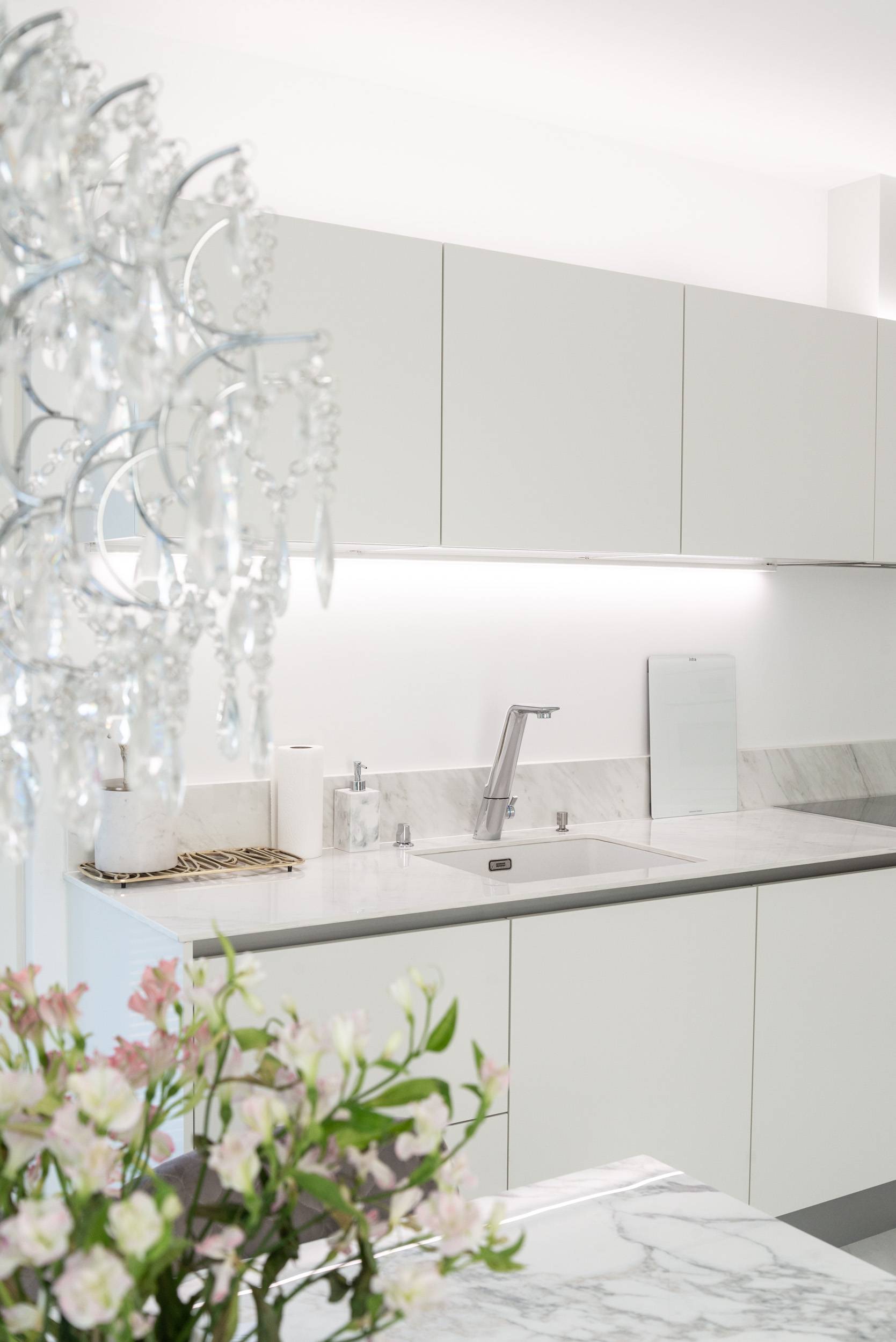 LED-Leisten über und unter den Küchenschränken.