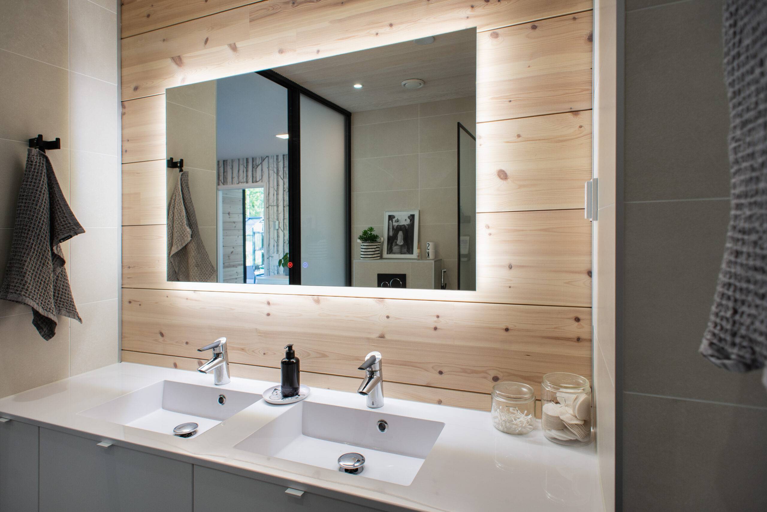 Led-Spiegelleuchte im Badezimmer