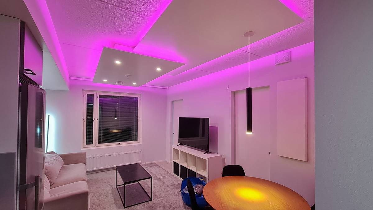 Die indirekte Beleuchtung an der Decke ist fertig. Rosa Licht an der Decke für einen Mädelsabend?
