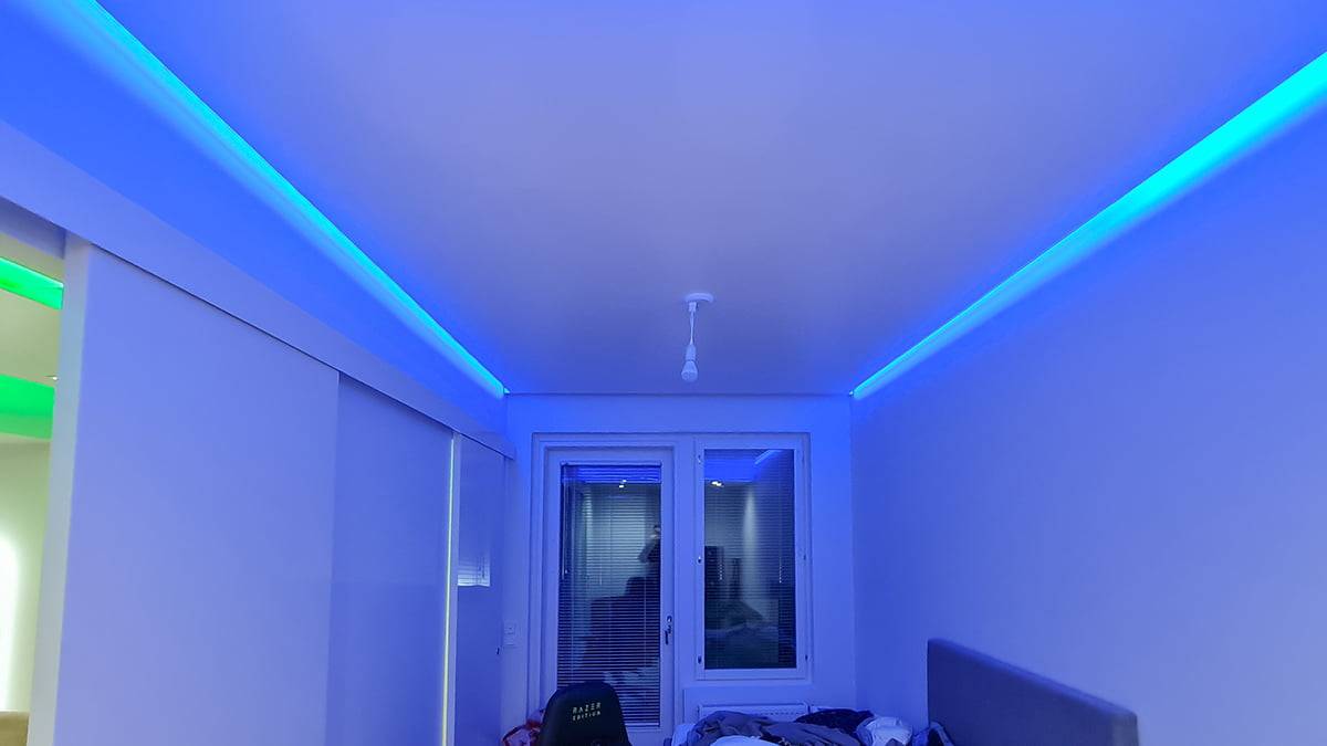 Indirektes Licht an der Decke. Ein blauer Moment an der niedrigen Decke eines Schlafzimmers