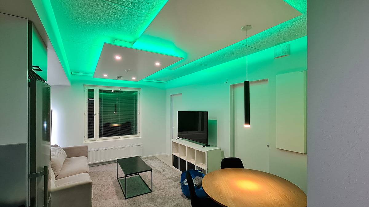 Das indirekte Licht an der Decke ist fertig. Grünes Licht an der Decke zum Aufhellen und Arbeiten