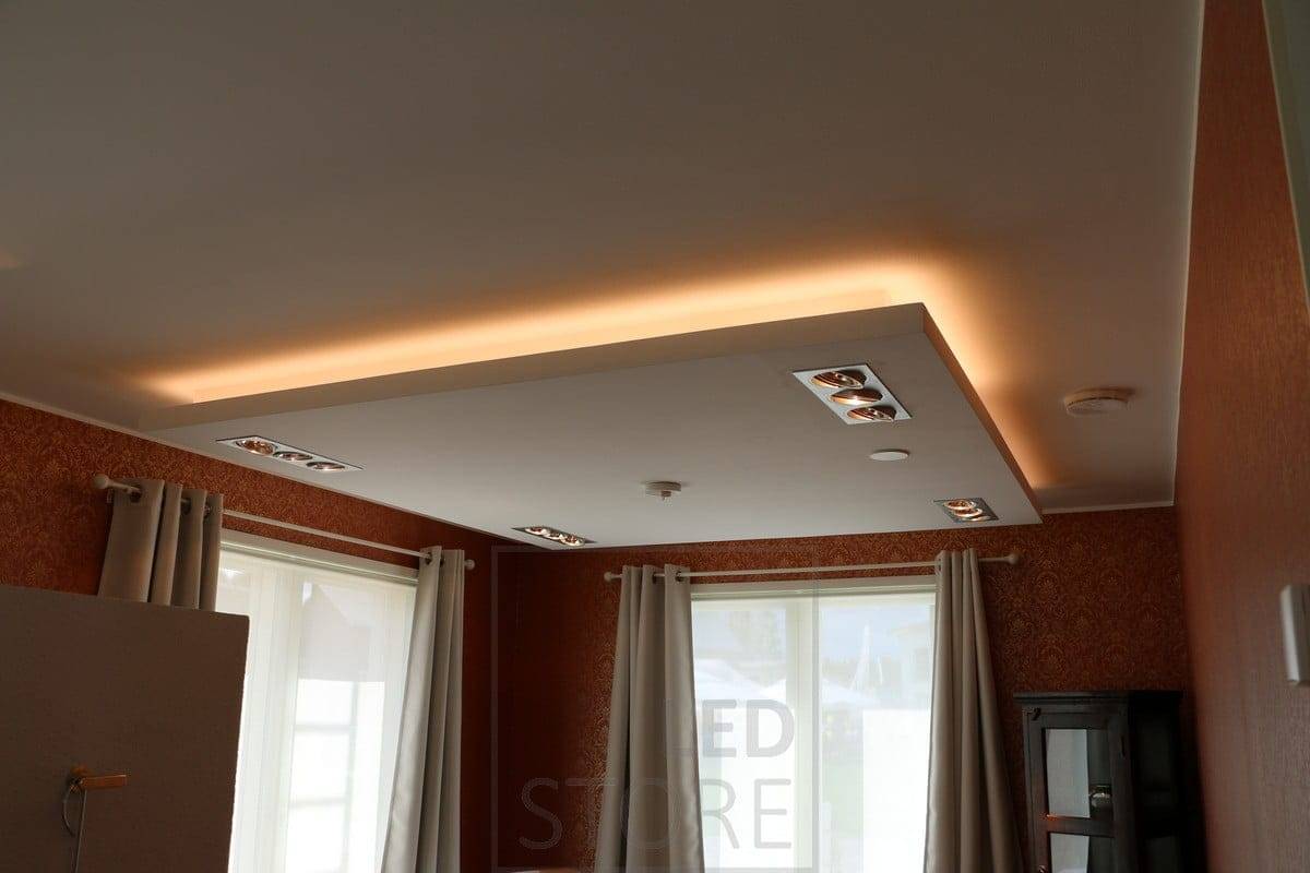 Rund um den Abstieg beleuchtet ein LED-Streifen das indirekte Licht. Die Frage 3000k vs. 4000k wurde mit einem warmen Ton geklärt. Ledstore.fi