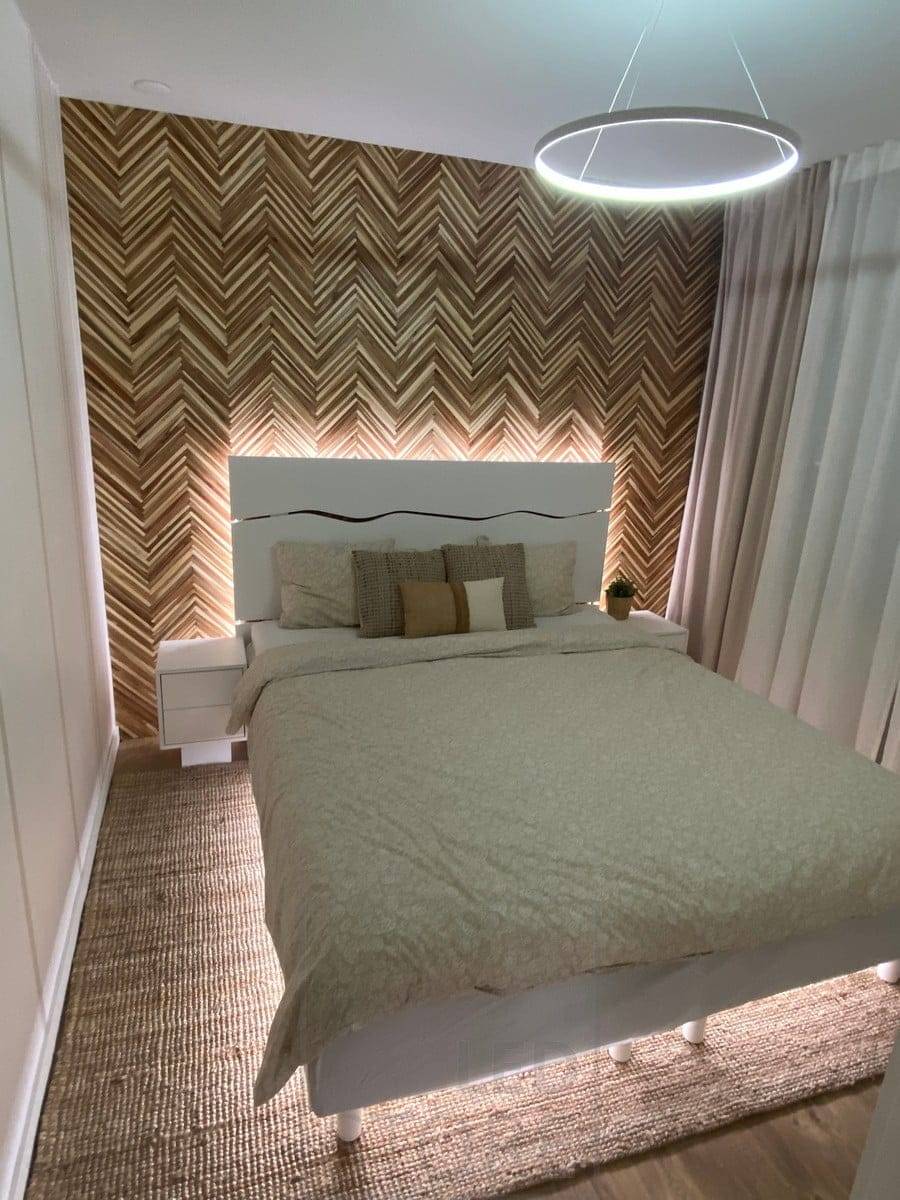 LED-Leiste am Ende des Bettes und unter dem Bett.