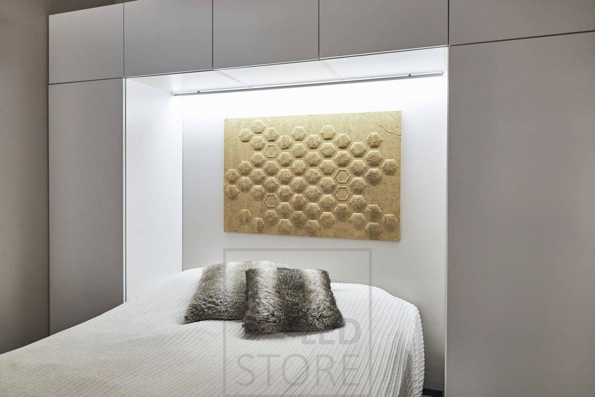 Im Schlafzimmer sorgt eine LED-Leiste hinter dem Bett, am Fuß des Hängeschranks, für stimmungsvolles indirektes Licht. Ledstore.fi