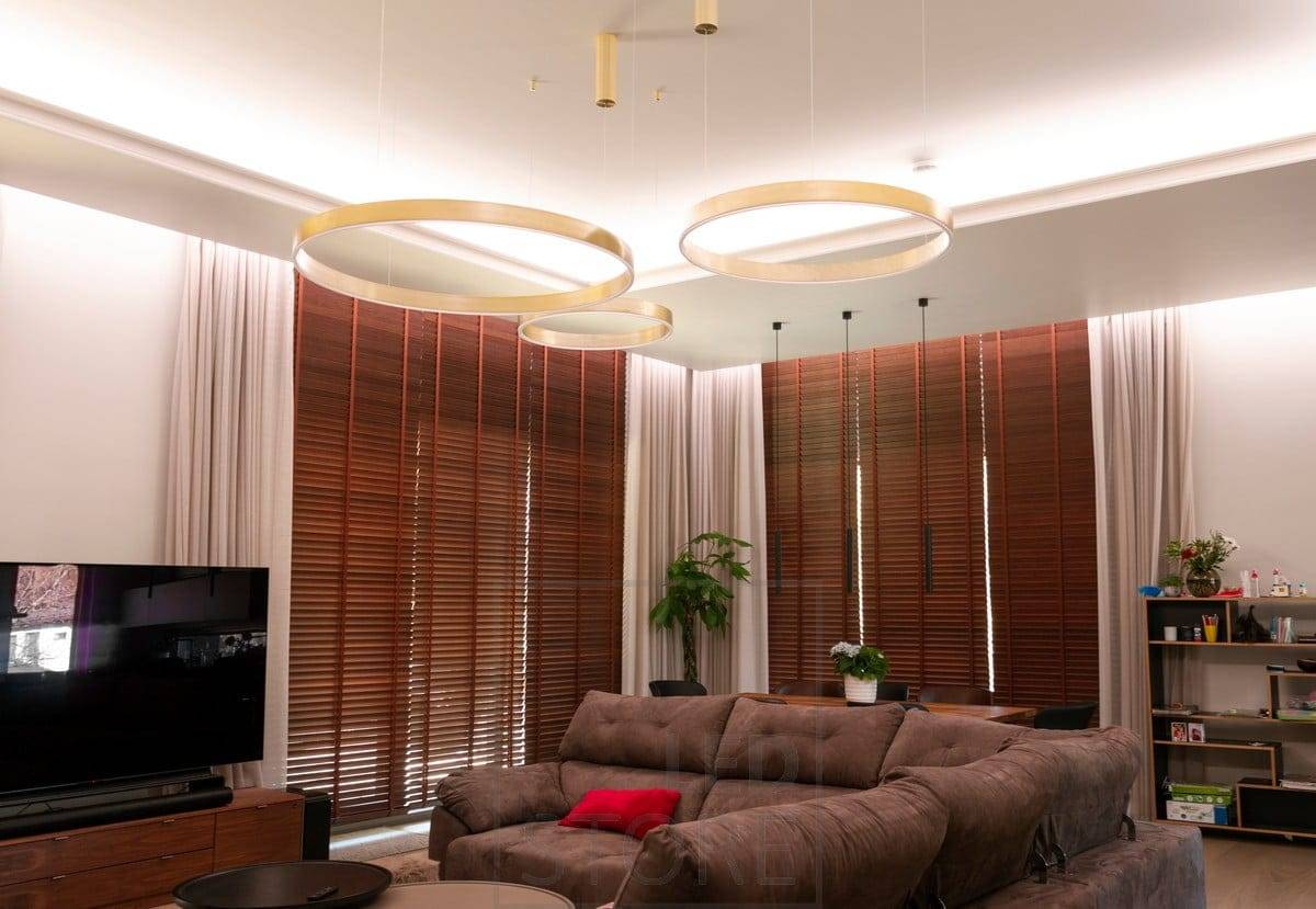 Stimmungsvolle, schöne indirekte Beleuchtung im Wohnzimmer. Mit der vielseitigen Beleuchtung können Sie verschiedene Atmosphären schaffen. Ledstore.fi