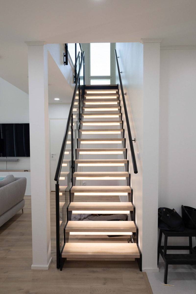 treppenhaus led-beleuchtung am unteren ende der treppe