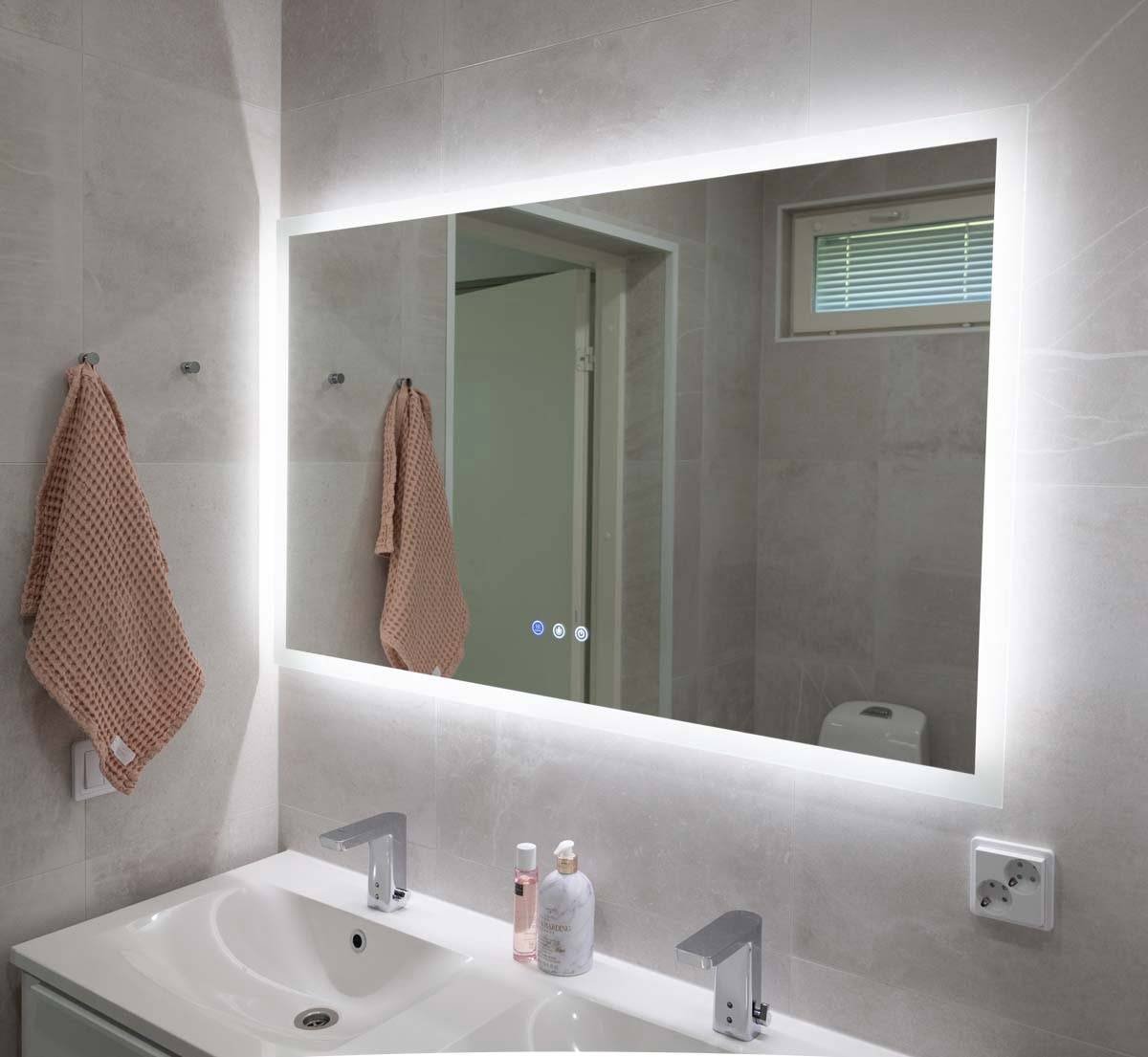Im Badezimmer sorgt der dimmbare Lichtspiegel HALO1200 CCT mit drei Farbtemperaturen und einer Entfogging-Funktion für viel Licht. © LedStore 