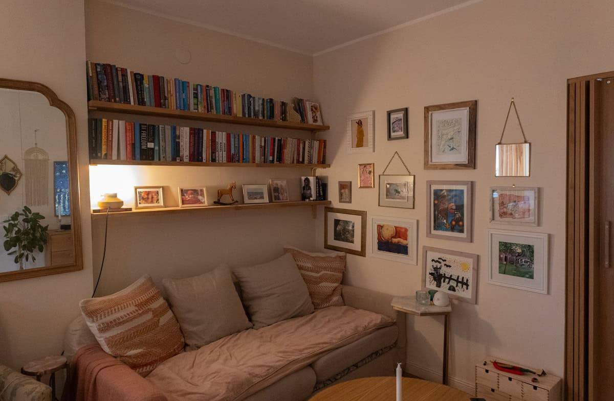 Wohnzimmerecke und Bücherregal.