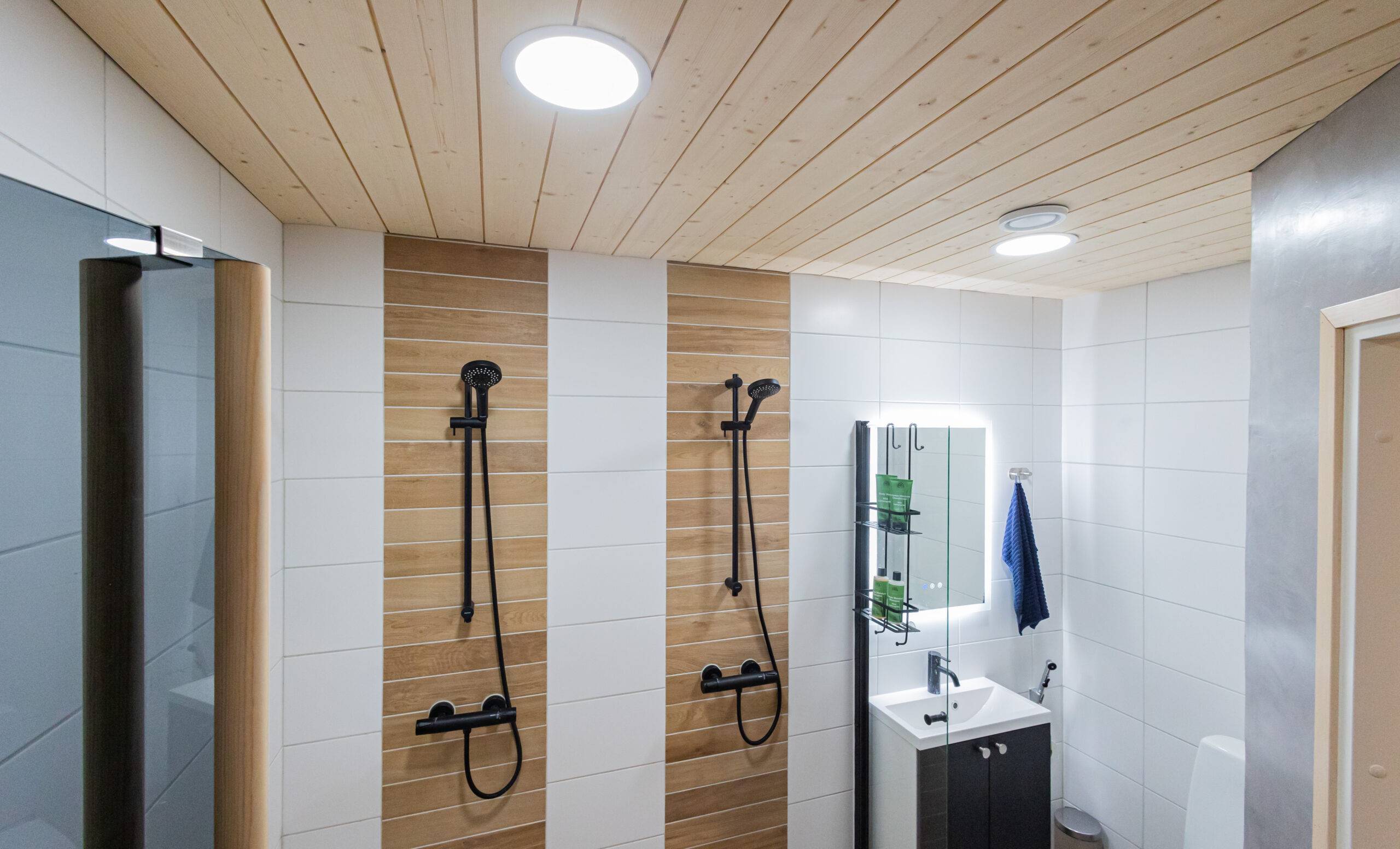 LEDs im Badezimmer, LED-Lichtpaneele sorgen für eine großflächige Beleuchtung und eine gute Allgemeinbeleuchtung.  