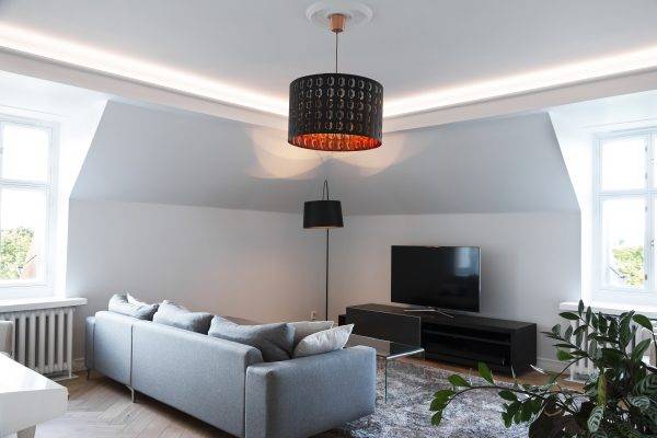 Led-Liste zur Decke an der Grenze zwischen der gebogenen Wand und der Decke.