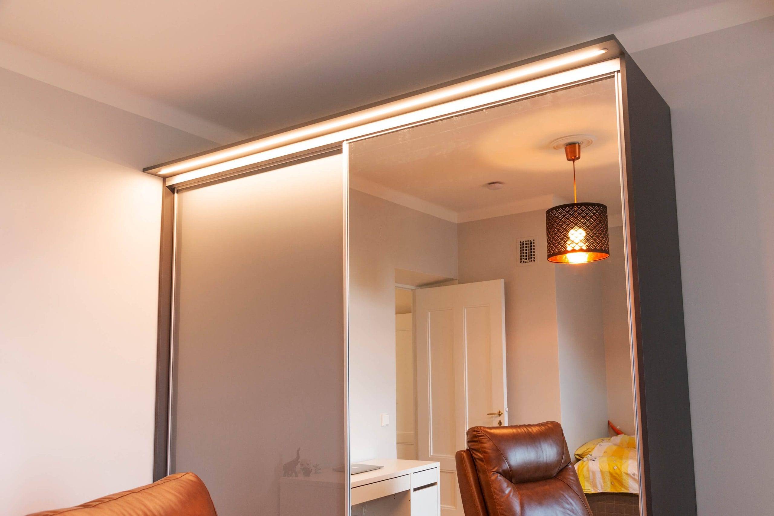 Led-Band an der Oberkante eines Kleiderschranks montiert, LedStore.fi