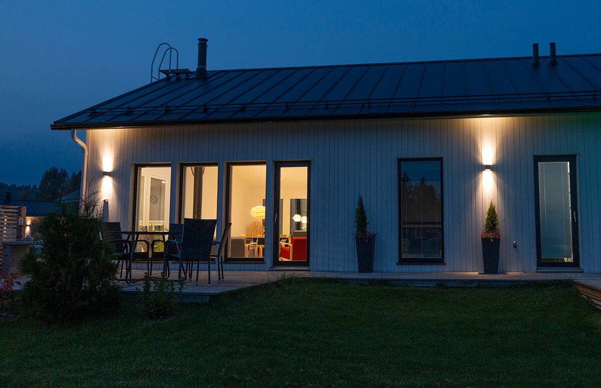 Flackernde LED-Lichter in der Kamera. Außenbeleuchtung an der Außenwand der Wohnung 