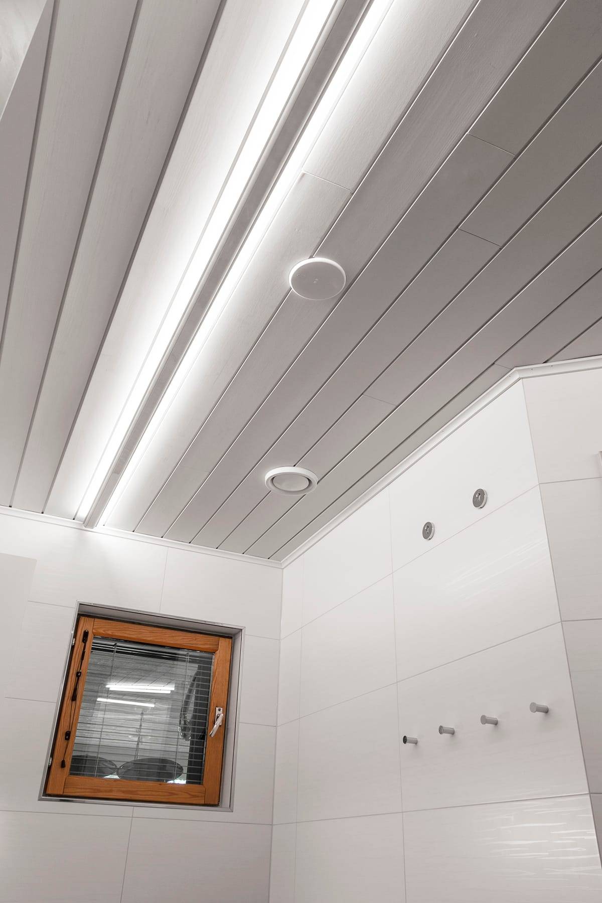 LED-Profile an der Decke für indirektes Licht im Badezimmer