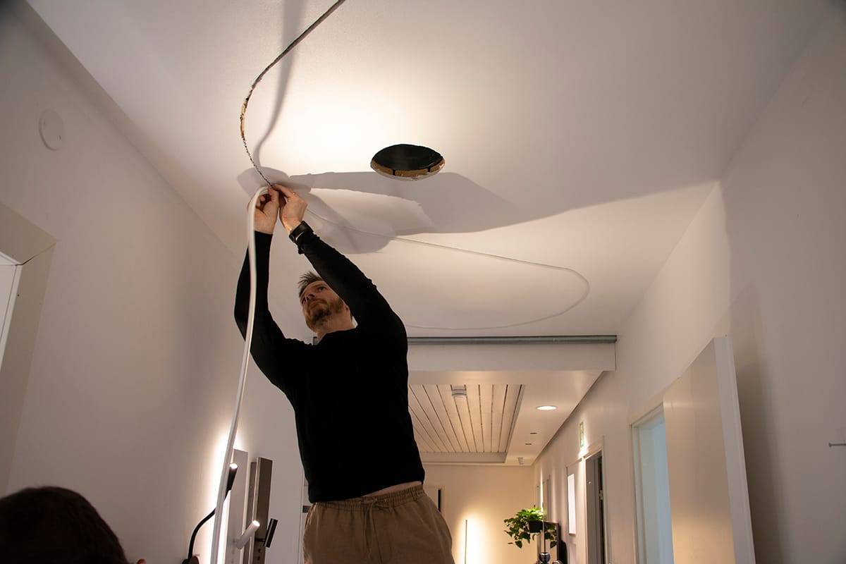 Befestigung des Led NEON-Bandes. Die geeignete Rillenbreite im Putz beträgt 10 mm, wenn der Streifen gebogen ist. An den Rändern ist kein Kleber oder eine andere Befestigung erforderlich.