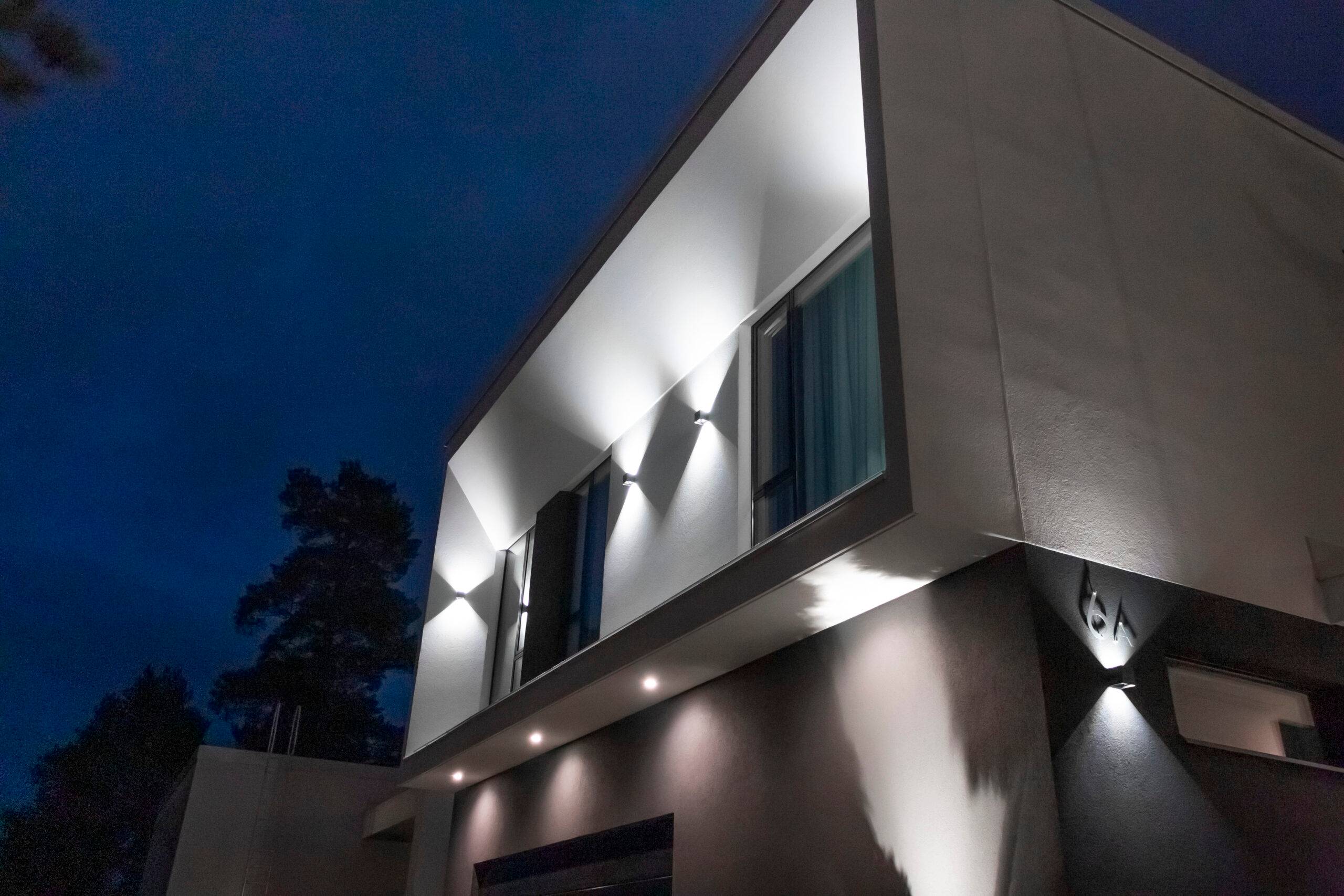 Die Led-Hofbeleuchtung wird durch Wandleuchten und nach unten gerichtete LED-Strahler erzeugt. Darüber hinaus beleuchtet eine Wandleuchte die Hausnummer. 