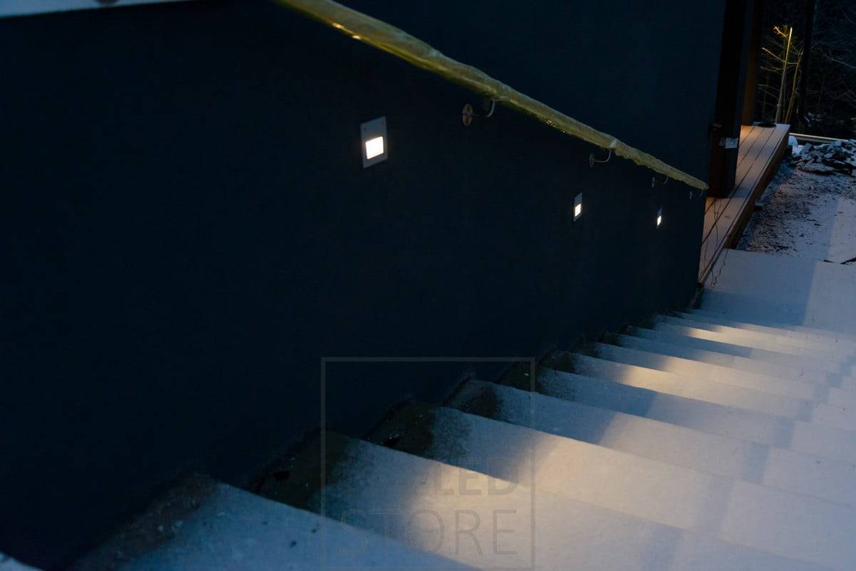 LED-Wandeinbauleuchten IN-WALL OUT für die Beleuchtung von Treppen im Freien. Die Beleuchtung von Durchgängen schafft Sicherheit und eine stimmungsvolle Beleuchtung.  Ledstore.fi