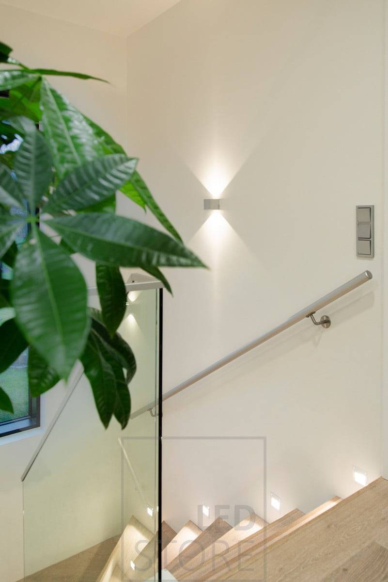 IN-WALL LED-Wandeinbauleuchte zur Beleuchtung von Treppenstufen. Funktioniert sowohl als schönes Stimmungslicht als auch als augenfreundliches Nachtlicht auf der Treppe. Als zusätzliche LED-Wandleuchte CUBIC, die das ungleichmäßige Licht in zwei Richtungen beleuchtet.   Ledstore.fi