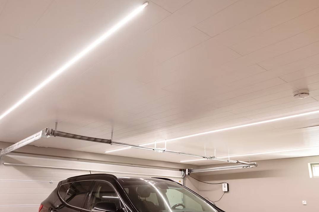 LED-Streifen in einem Kuppelprofil an der Garagendecke, gleichmäßig über den Raum verteilt  