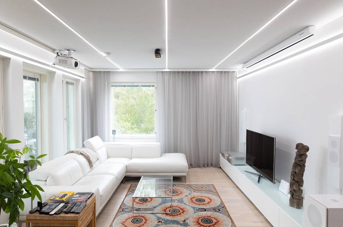 LED-Beleuchtungsstreifen an der Decke und an der Wand, das Licht öffnet sich sowohl nach oben als auch nach unten. © LedStore