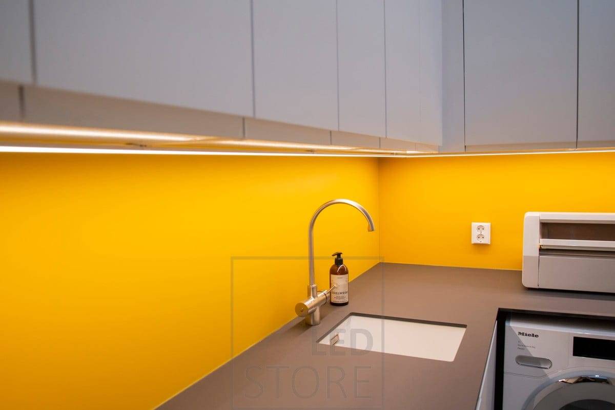 Die LED hat einen langen Lebenszyklus. Der farbenfrohe Raum im Hauswirtschaftsraum wird von einer LED-Leiste in einem Oberflächenprofil beleuchtet. Ledstore.fi  