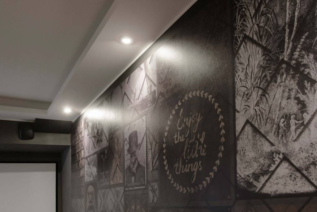 Atmosphäre mit LED-Licht vor dunkler Tapete