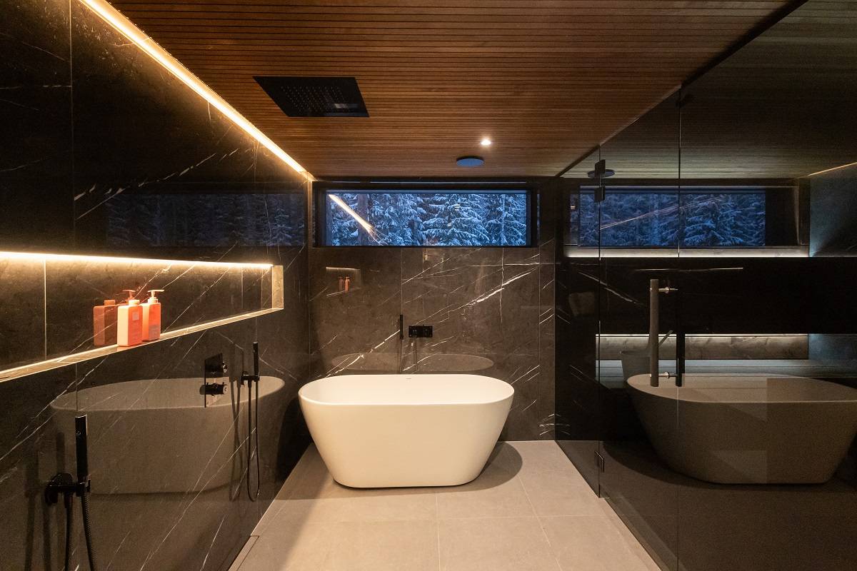 Led an der Decke des Badezimmers und auf dem langen Shampooregal sorgen für ein stimmungsvolles Ambiente.