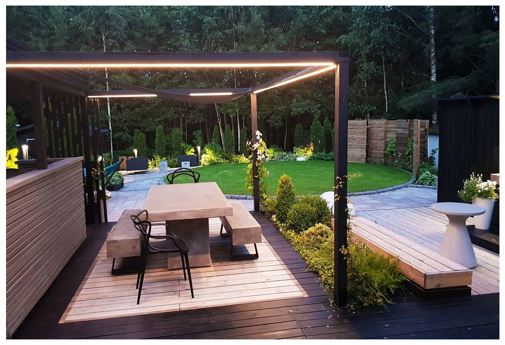 Die Oberkante der Pergola ist an drei Seiten mit LED-Streifen beleuchtet