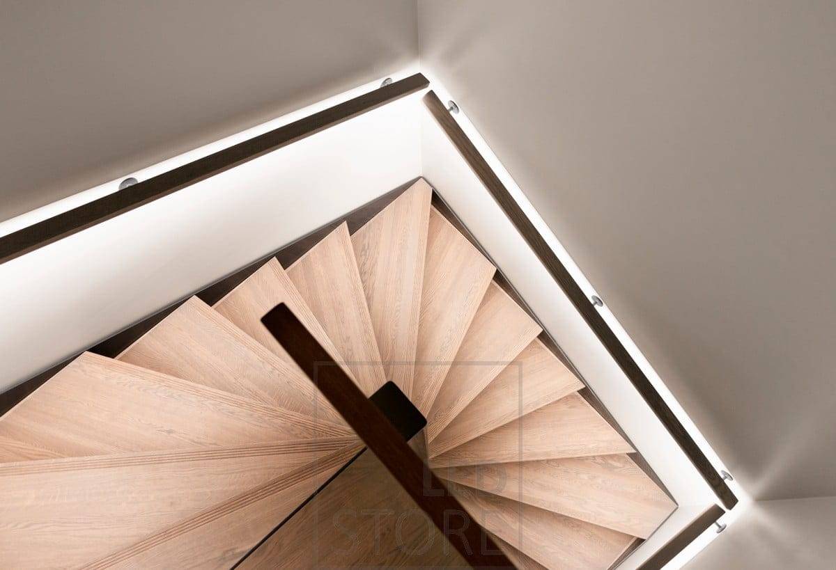 staircase led lighting, Led strip on handrail, nach unten gerichtet.  