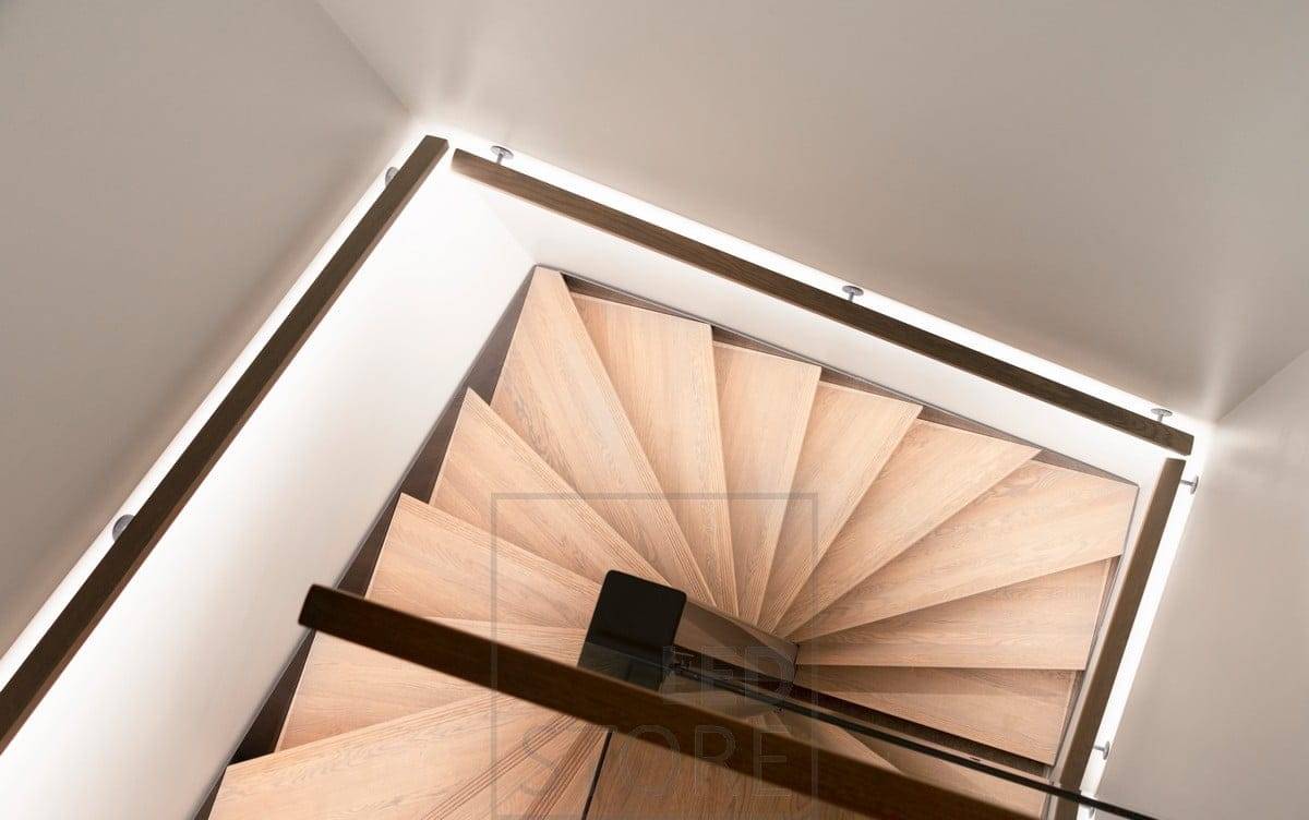 Der Handlauf der Treppe hat einen nach unten gerichteten LED-Streifen, der die Stufen beleuchtet. Ledstore.fi 