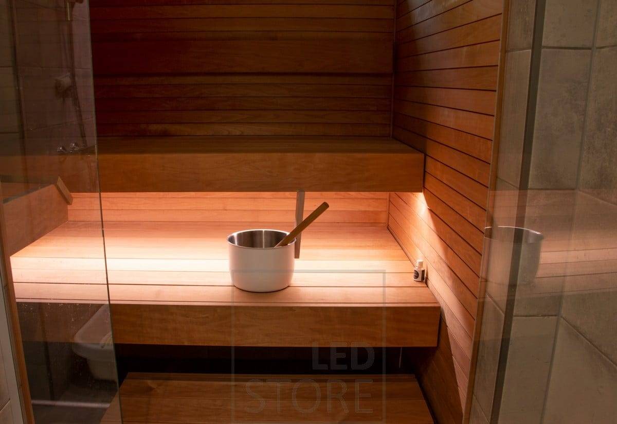In der Sauna sorgt eine LED-Leiste unter der Bank für eine stimmungsvolle indirekte Beleuchtung in der Sauna.