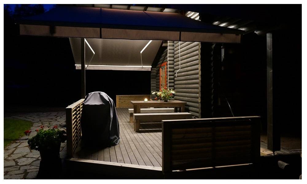 Licht vom Terrassendach scheint auf die Terrasse