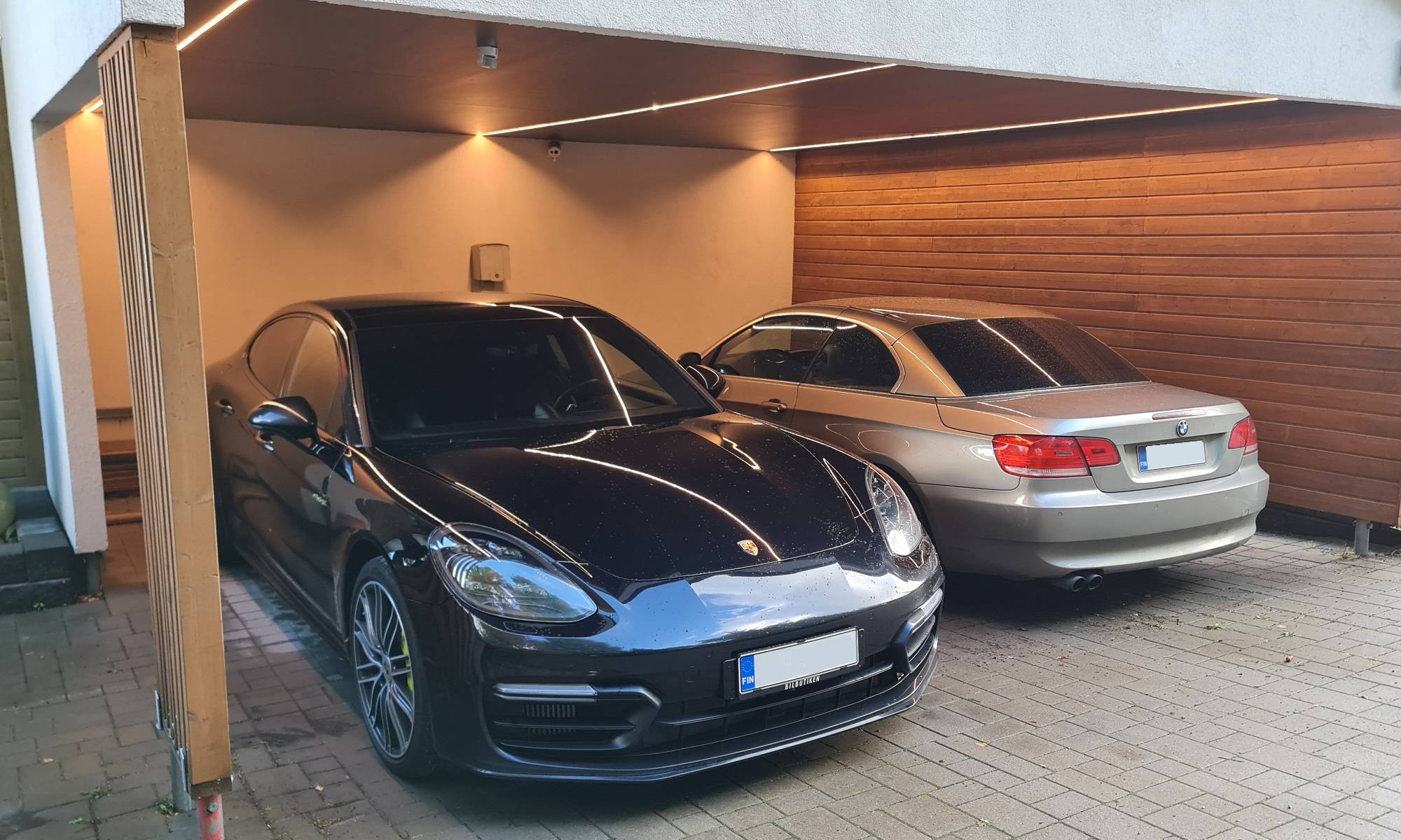 Led-Leisten auf dem Carport-Dach mit intelligenter Beleuchtung zum Einschalten der Lichter