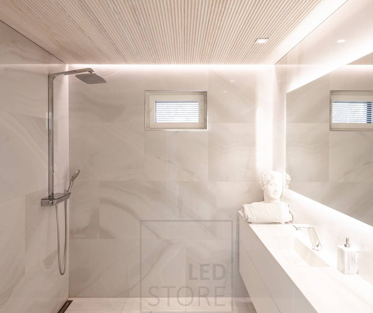 Das Badezimmer verfügt über eine vielseitige und stimmungsvolle Beleuchtung. HALO 1200 als Lichtspiegel und CHEAP KANTTI LED-Spots auf der Ebene, die das Gesicht von oben beleuchten. Led-Streifen in der Fuge zwischen Decke und Wand, um den Raum mit indirektem Stimmungslicht durch die Wand zu beleuchten. Ledstore.fi  