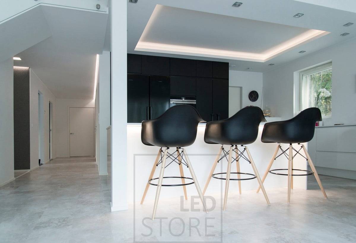In der Küche gibt es neben der indirekten Beleuchtung auch LED-Spots rund um den unteren Rand. Ledstore.fi 