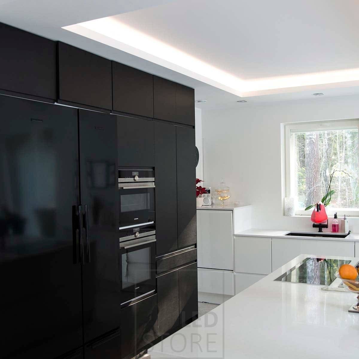 In der Küche zirkuliert indirektes Licht in der Downdraft-Box. 3000k vs 4000k hat sich für 4000k Licht entschieden. Ledstore.fi