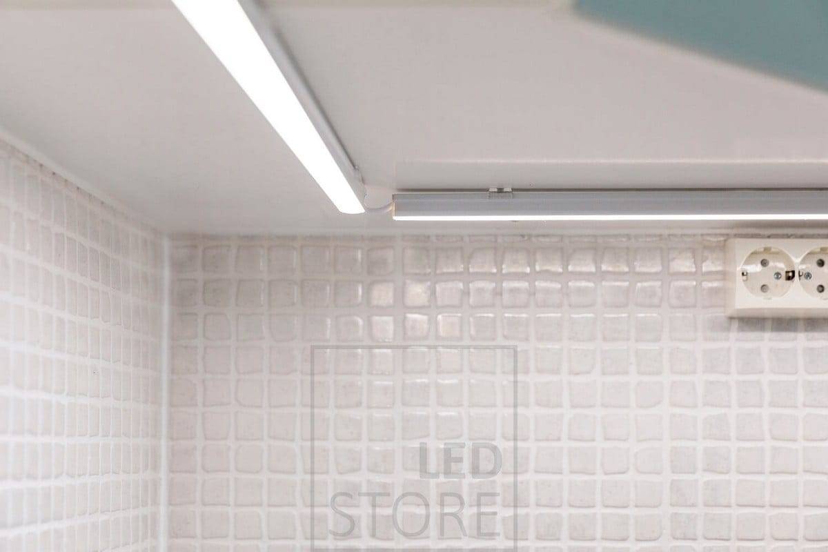 Nahaufnahme der LED-Beleuchtung auf der Arbeitsplatte. Das höhere Oberflächenprofil hat einen LED-Streifen im Inneren. Der abgewinkelte Draht ermöglicht eine etwas freiere Platzierung der Profile. Ledstore.fi  