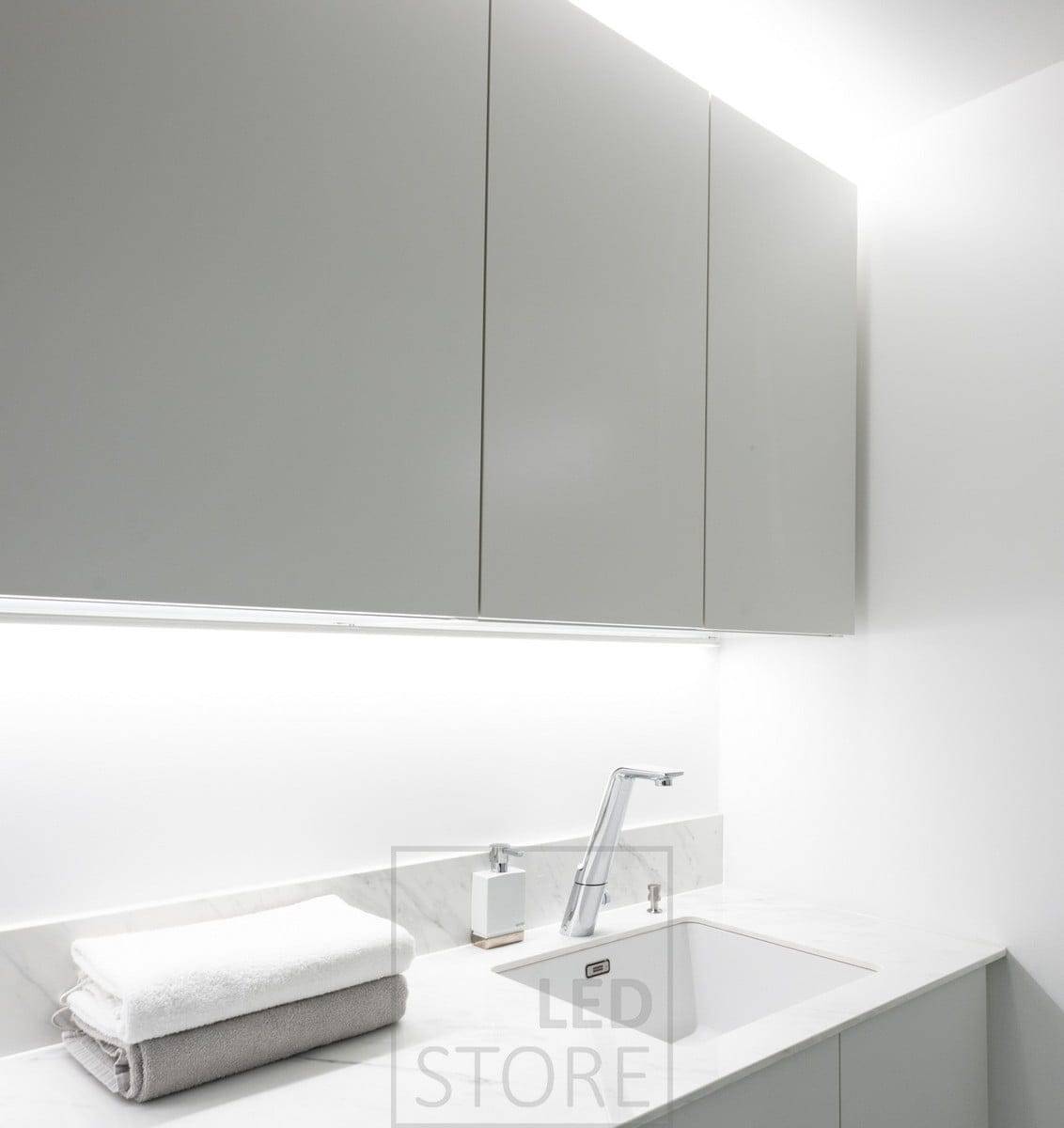 LED-Streifen in der Ecke, um Licht auf die Ebene zu bringen, LED-Streifen oben auf den Schränken, um indirektes Licht zu erzeugen. Ledstore.fi