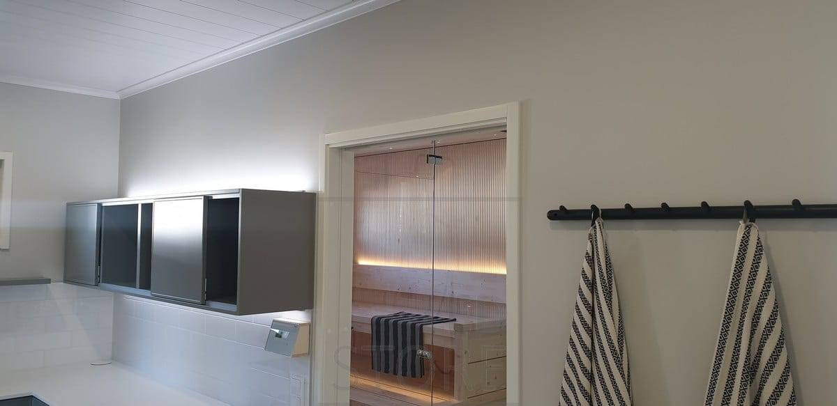 In der Sauna ist die Rückenlehne mit einer LED-Leiste versehen, die nach oben und unter der Decke für stimmungsvolles Licht sorgt. Weiches, indirektes Licht. Ledstore.fi