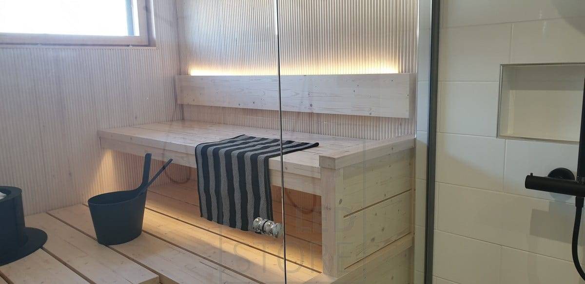 Die Rückenlehne der Sauna ist mit einer LED-Leiste versehen, die für stimmungsvolles Licht nach oben und unten unter der Decke sorgt. Ledstore.fi