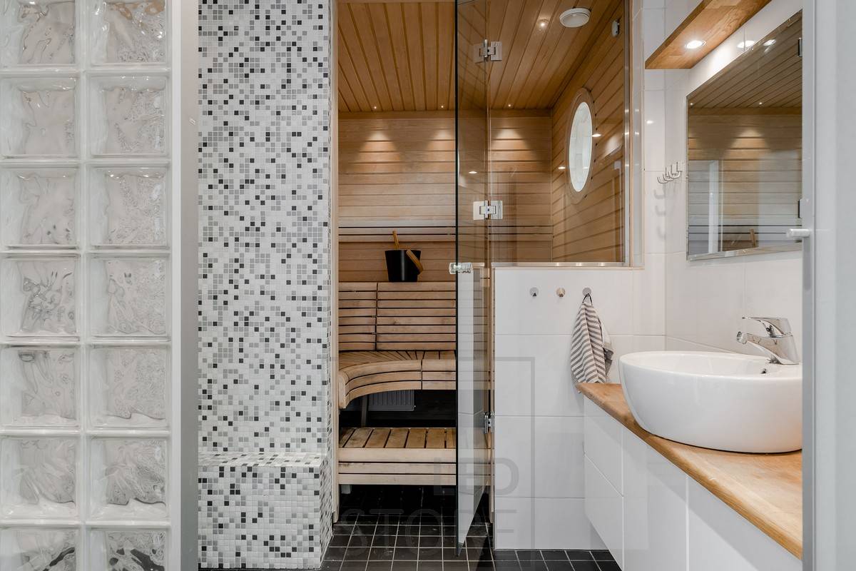 Sauna-Beleuchtung Kreativ und vielseitig, diese Sauna verwendet kleine Strahler an der Decke des Saunaraums entlang der Wand.