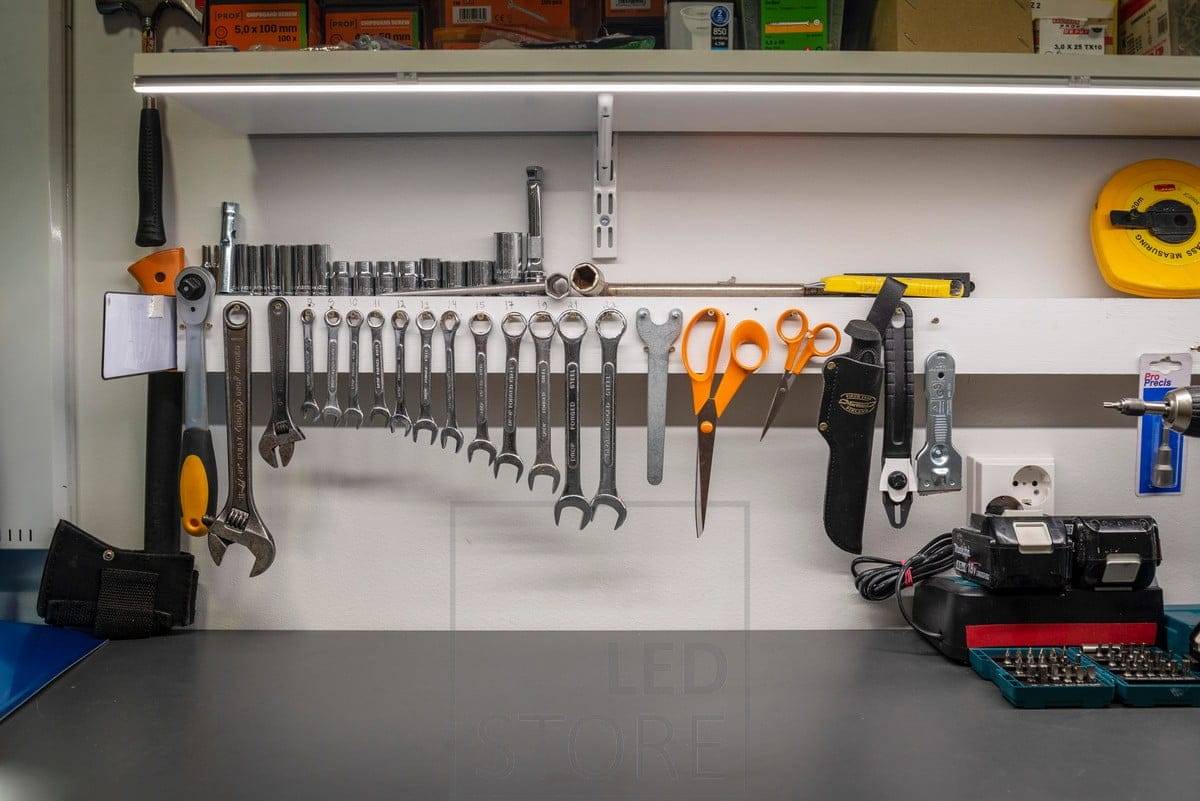 Led-Band in einer flachen Oberfläche, um den Arbeitsplatz und die Werkzeuge zu beleuchten. Ledstore.fi  