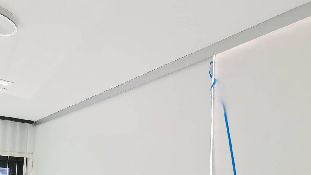 Montage von Aluminiumprofilen und LED-Streifen.