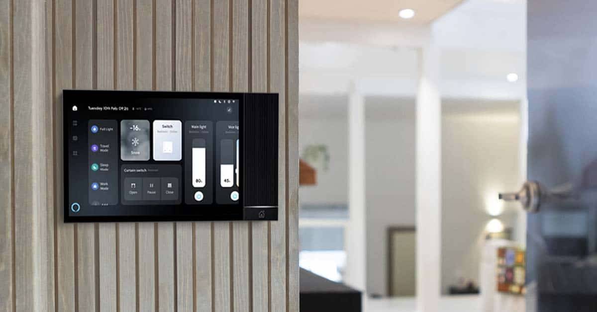 An der beigen Wand eines modernen Hauses befindet sich ein intelligentes Bedienfeld von LedStore.fi zur Steuerung von LED-Beleuchtung und Heimkino.