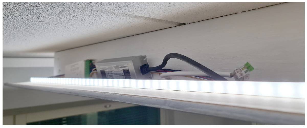 Wechsler im Regal, abgesenkte Decke und LED-Leiste