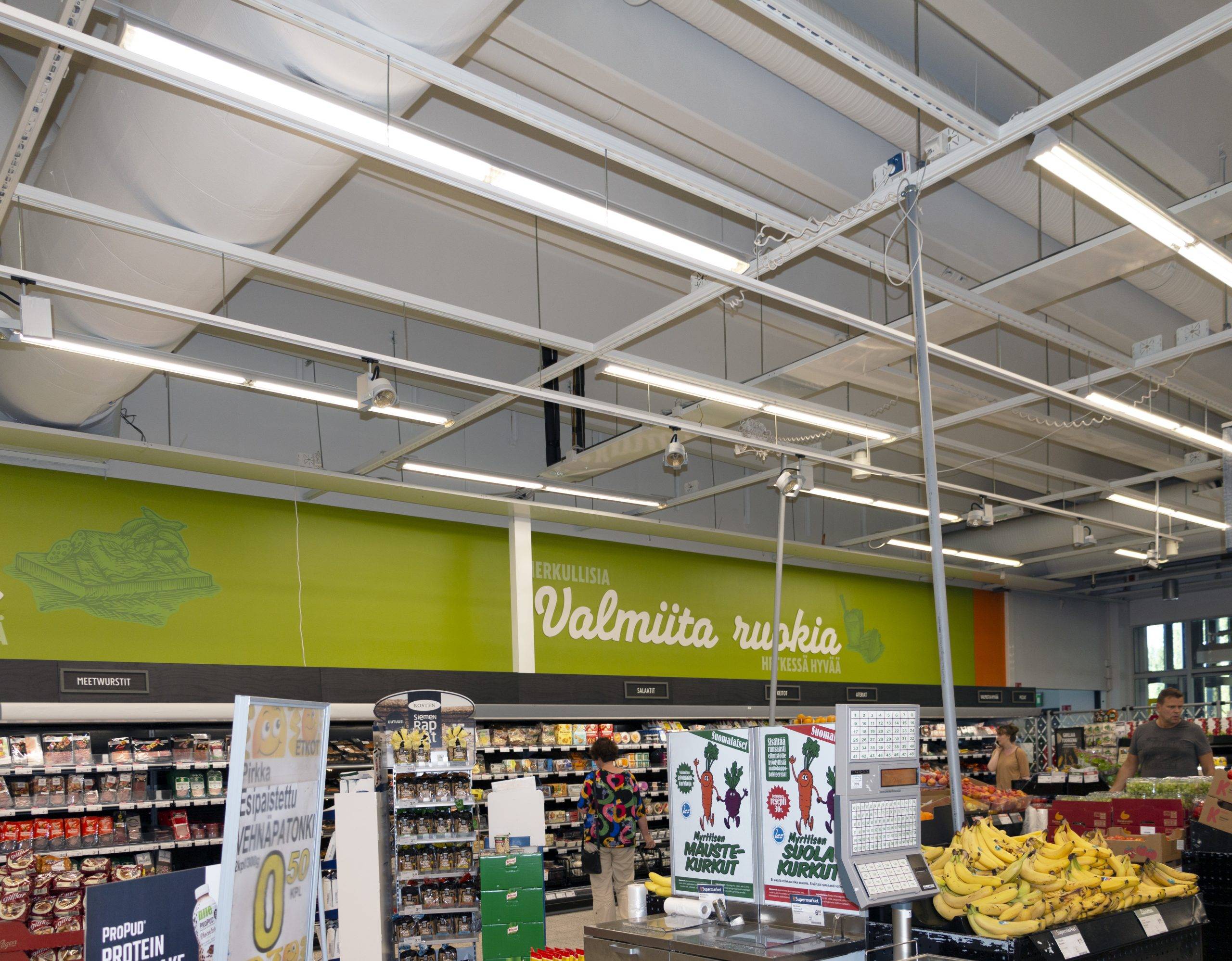 Angenehme, effiziente und gleichmäßige Beleuchtung in einem Lebensmittelladen mit LED-Röhren. Ledstore.fi