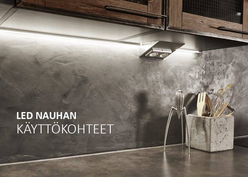 LED-Lichtleisten unter dem Schrank beleuchten die moderne Küchenarbeitsplatte und heben den dunklen Hintergrund und das Holzbesteck hervor. Text.