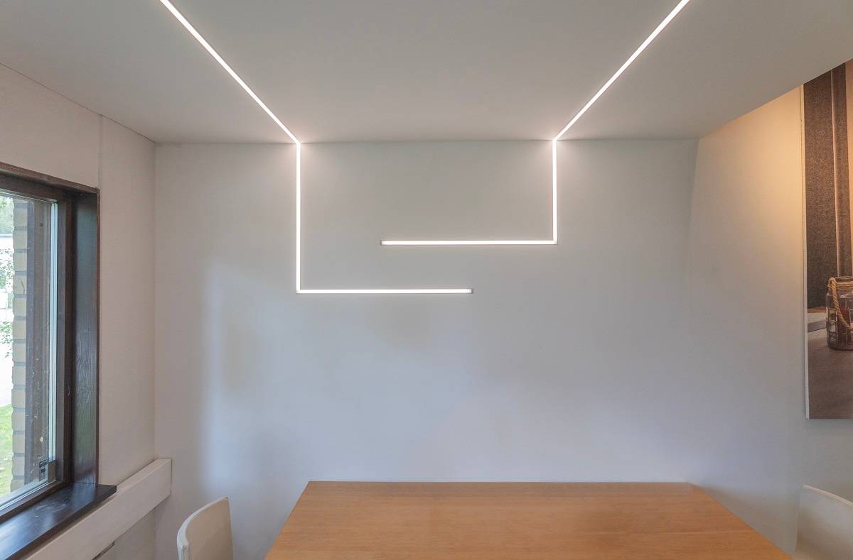 Minimalistische Wohnaccessoires, die Ihnen die Möglichkeit geben, Ihre Lieblingsprodukte zu kaufen und zu kaufen, sowie die modernen LED-Leuchten von LedStore.fi:n. Kattoon ist eine LED-Leuchte, die eine einzigartige Geometrie aufweist. Vasemmanpuoleisesta ikkunasta tuleva luonnonvalo korostaa oikealla seinällä olevaa taideteosta kauniisti.
