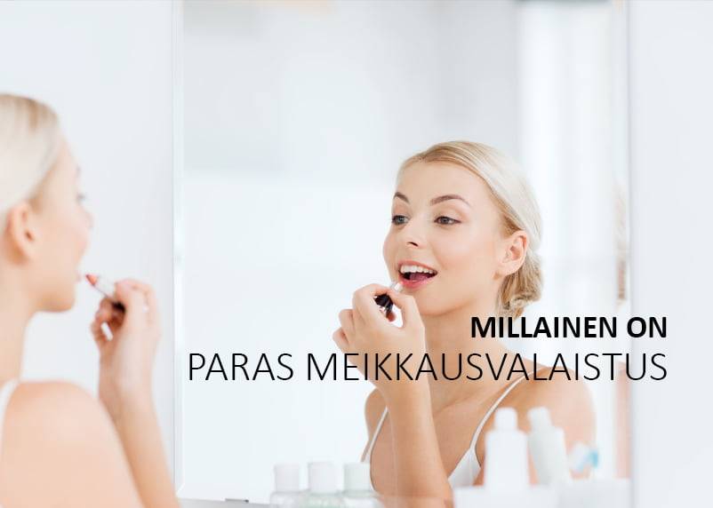 Wie schafft man eine gute Make-up-Beleuchtung? Blondi nainen levittää huulipunaa LED-valojen valaisemaan peiliin. Kosmeettiset tuotteet ovat pöydällä. Kuvan päällä on suomenkielinen teksti: "MILLAINEN ON PARAS MEIKKAUSVALAISTUS".