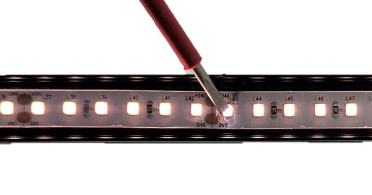 Drücken Sie auf die fehlerhafte LED-Schaltung, um die fehlerhafte Lötstelle zu entdecken.