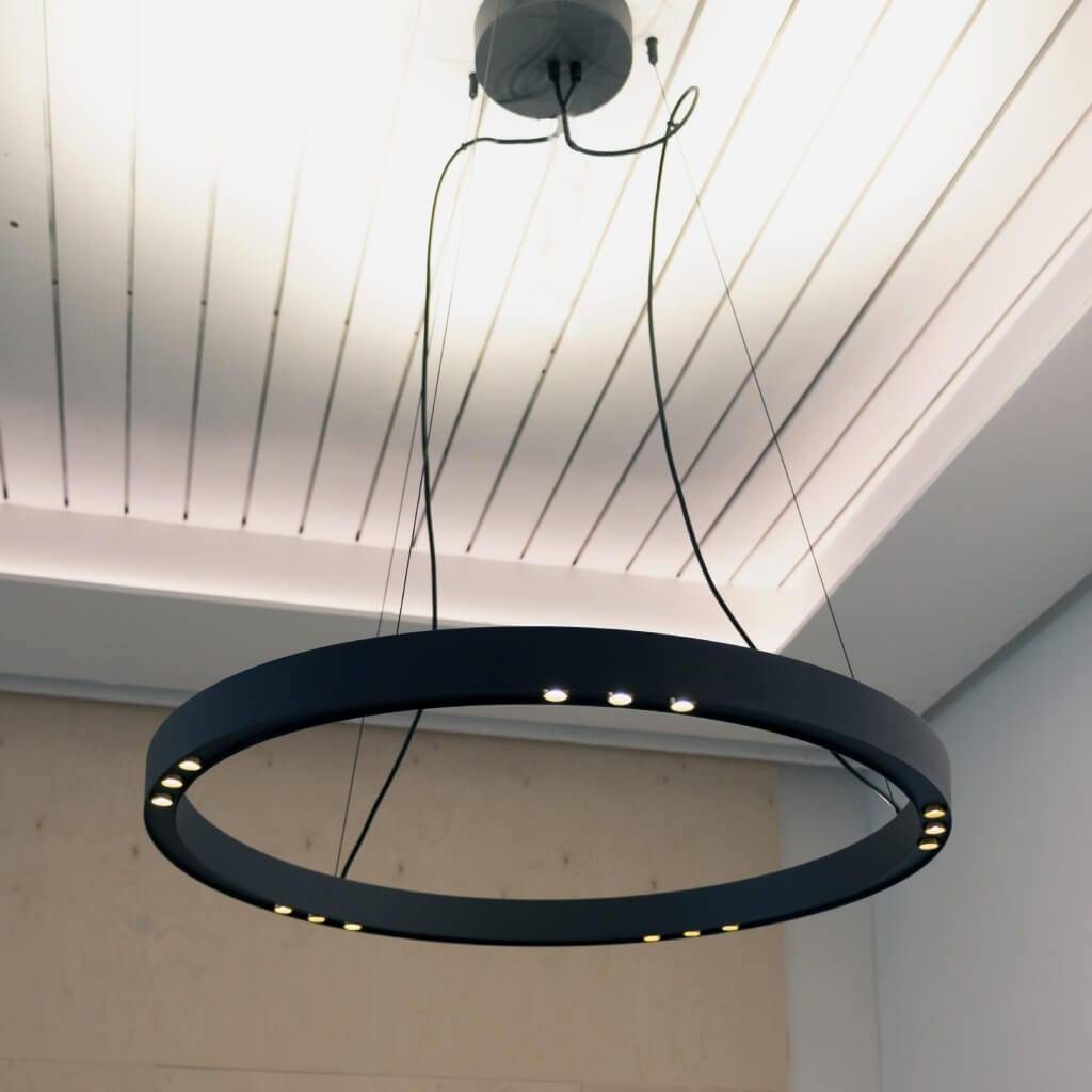 LED Rad schwarz-Messing Lampe in Decke LedStore.fi